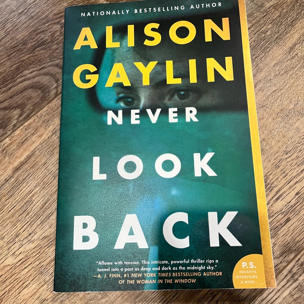 📚2/$12- books: Never Look Back by Alison Gaylin Book